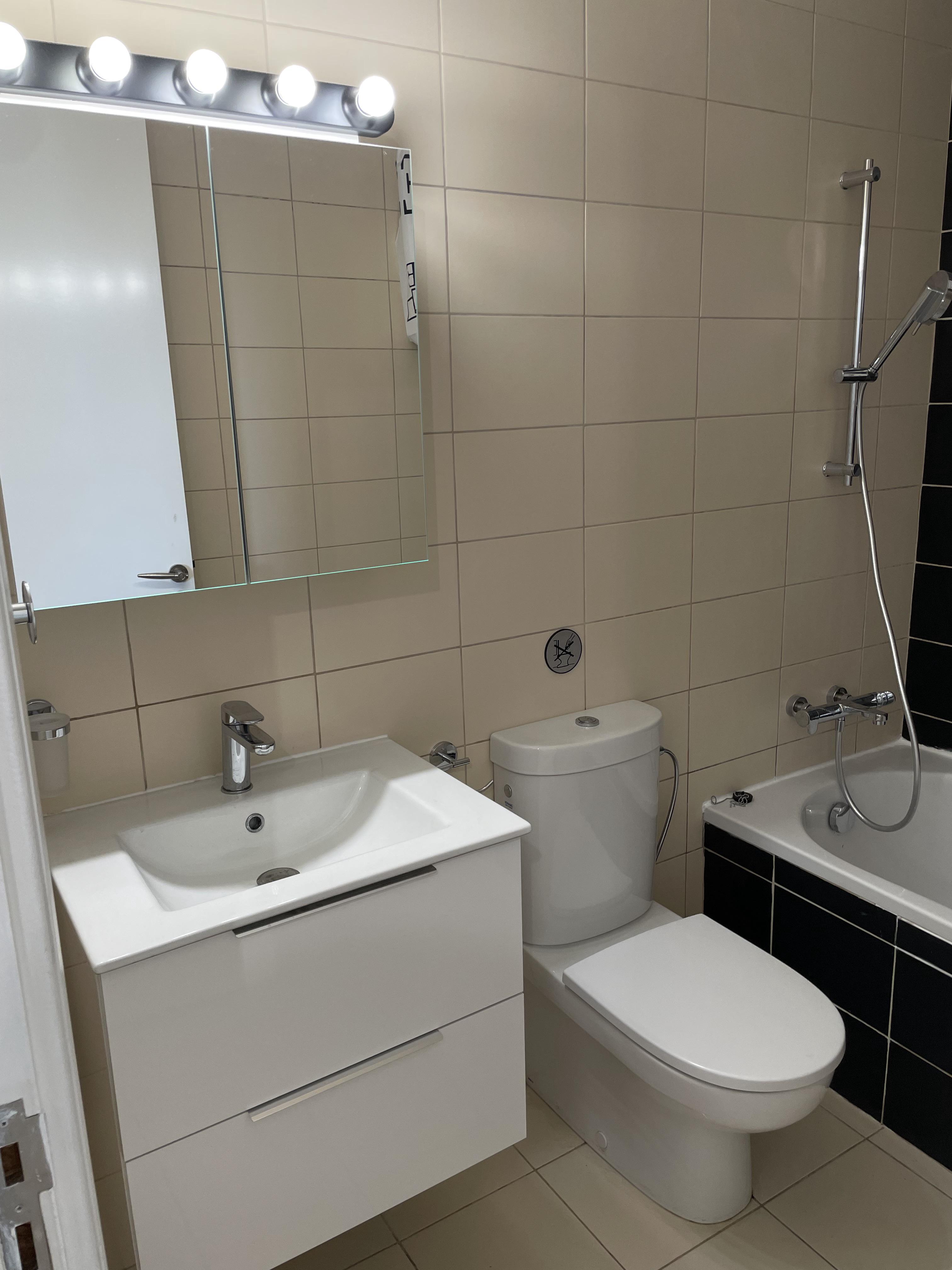 https://cache.vooxee.com/adverts/01/33/0133a95z6wxayrmkeoqxq61n.jpg