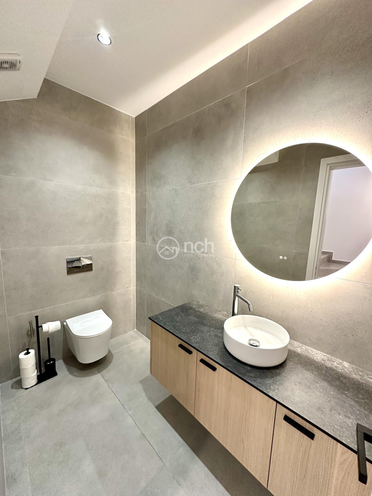 https://cache.vooxee.com/adverts/01/bl/01blezj78bni8icqesvq3cxu.jpg