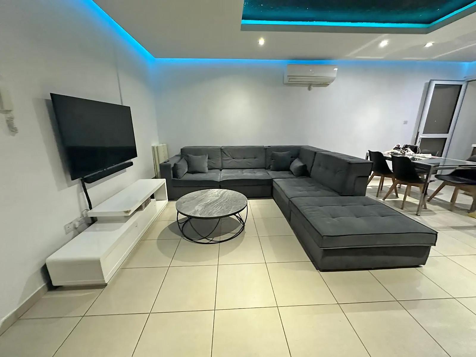 https://cache.vooxee.com/adverts/01/qn/01qnd5b2pfv0f1vz8zg1lslf.jpg