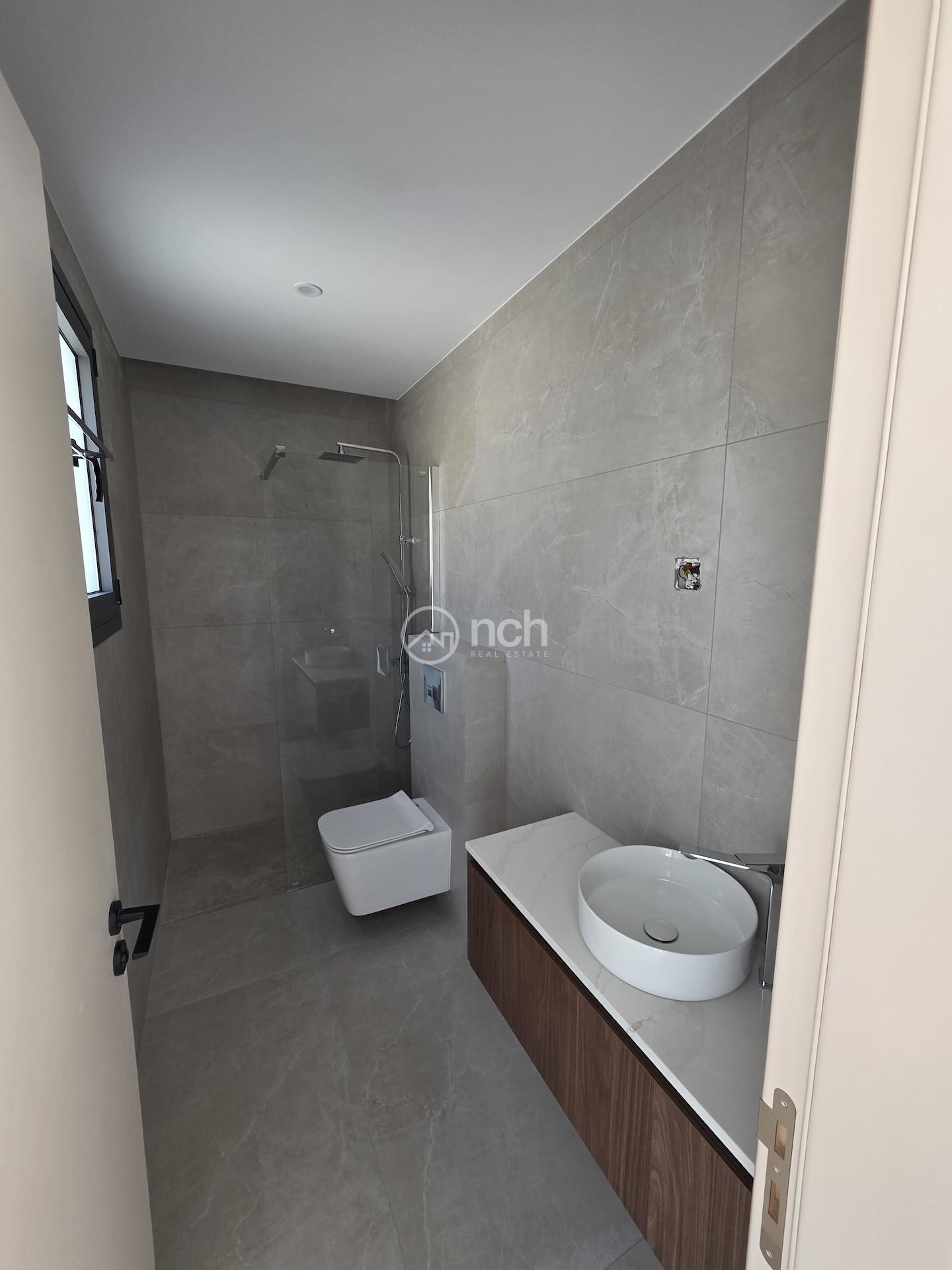 https://cache.vooxee.com/adverts/01/72/0172cyp7dt5jkqq3ts28xl5t.jpg
